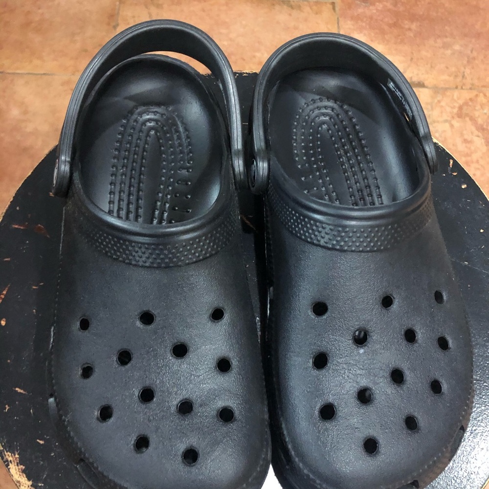 Black crocs men’s 6 women’s 8